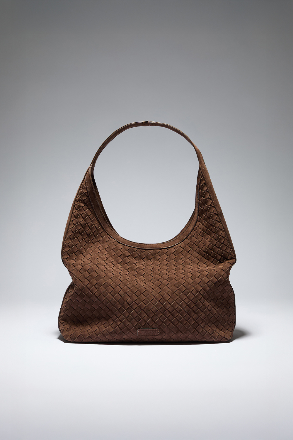 Brun hobo-veske med flettet tekstur