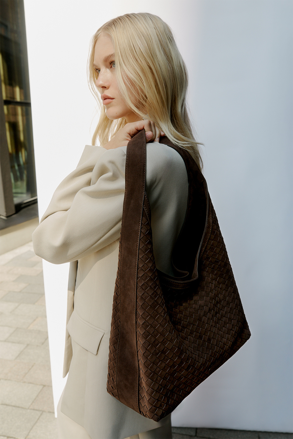 Brun hobo-veske med flettet tekstur
