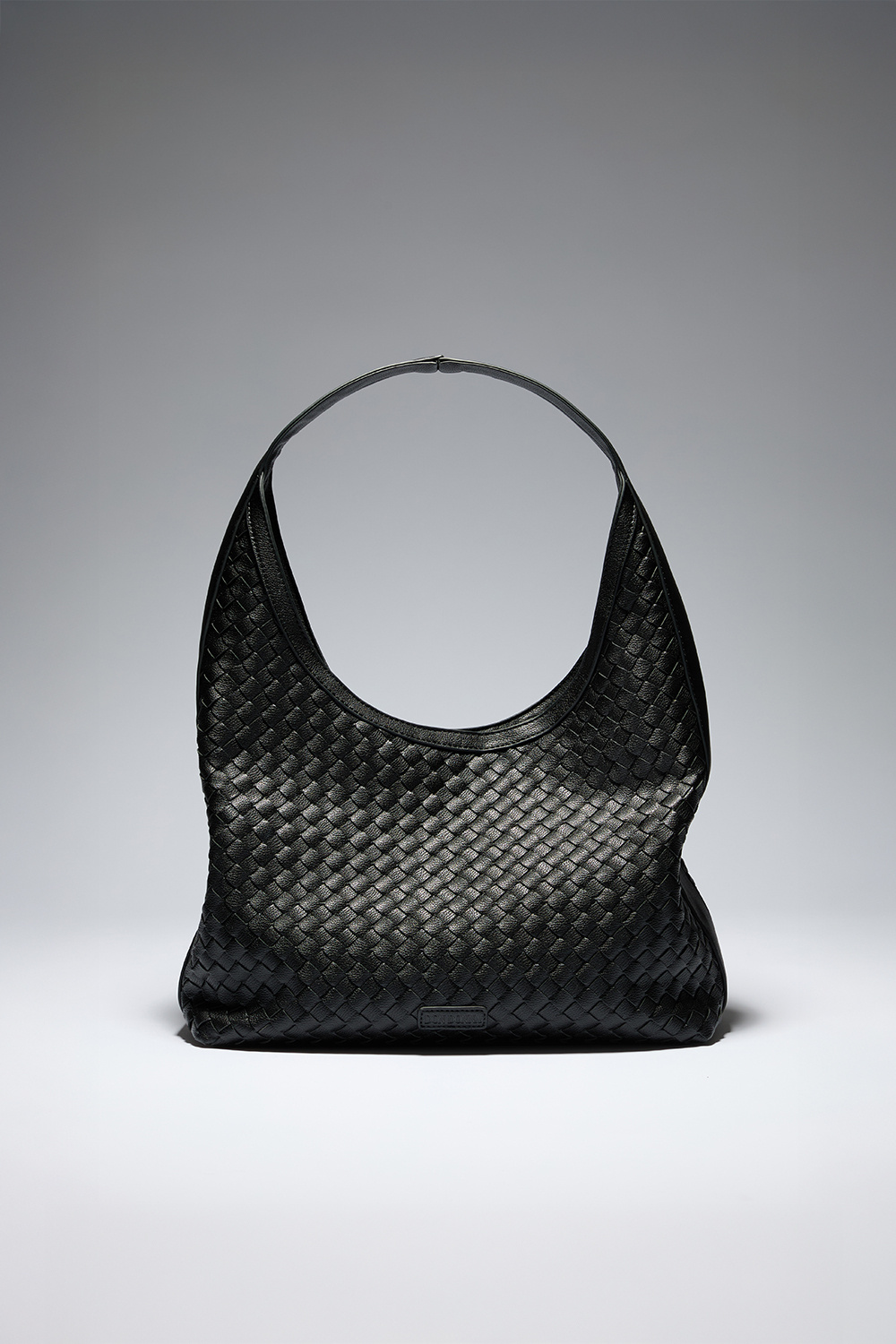 Sort hobo-veske med flettet tekstur