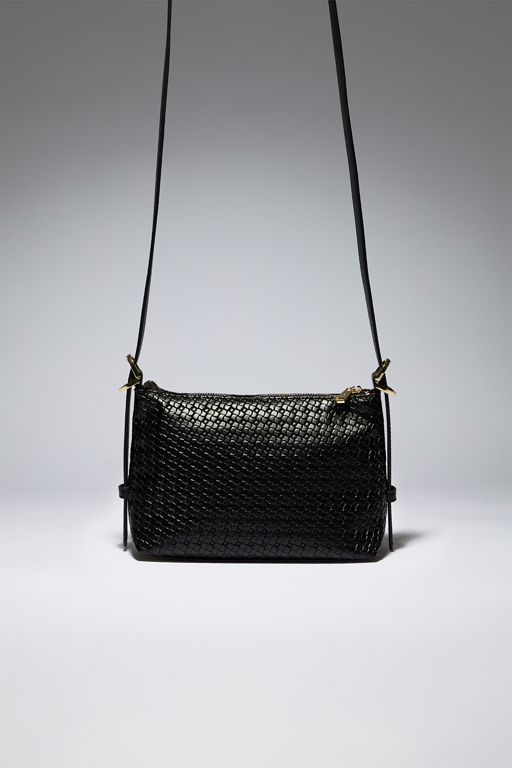 Svart crossbody-veske med vevd tekstur