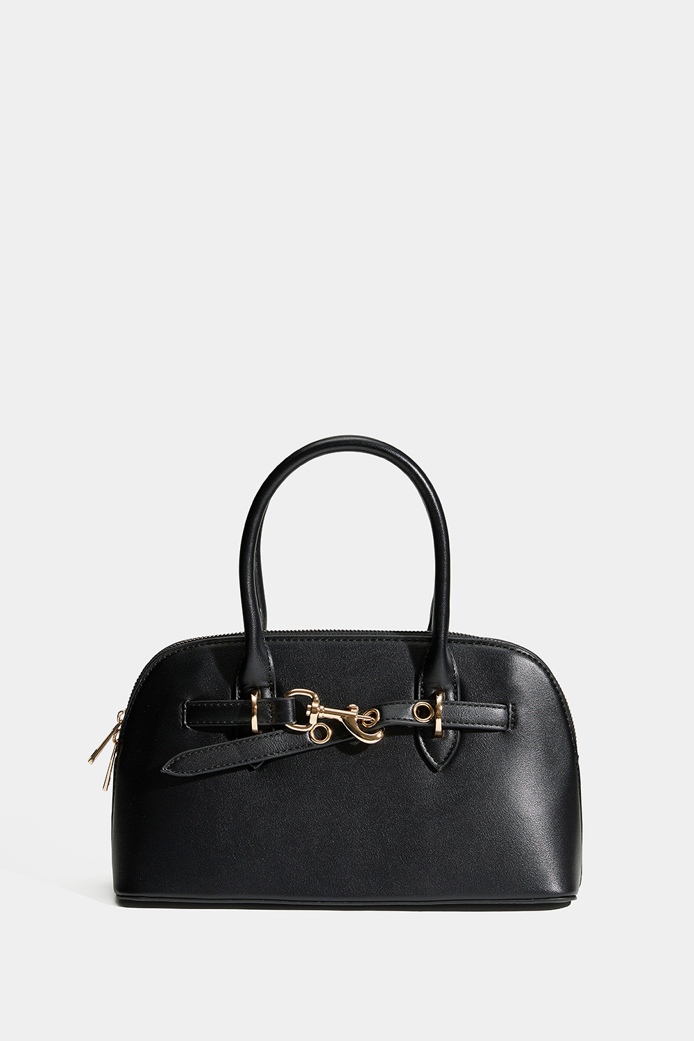 Svart håndveske med rem og låsdetalj