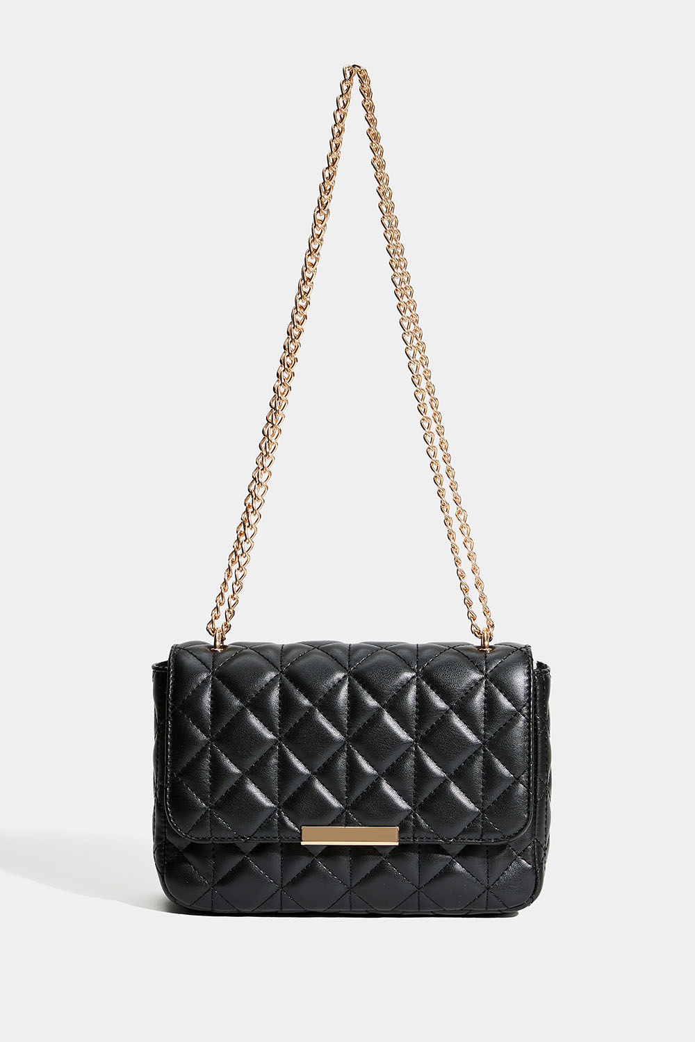 Svart veske med quiltet design og gullfarget skulderrem