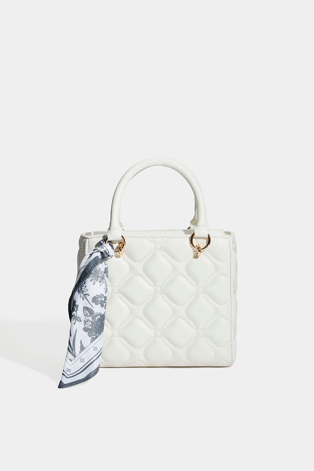 Hvit veske med quiltet design og skjerf