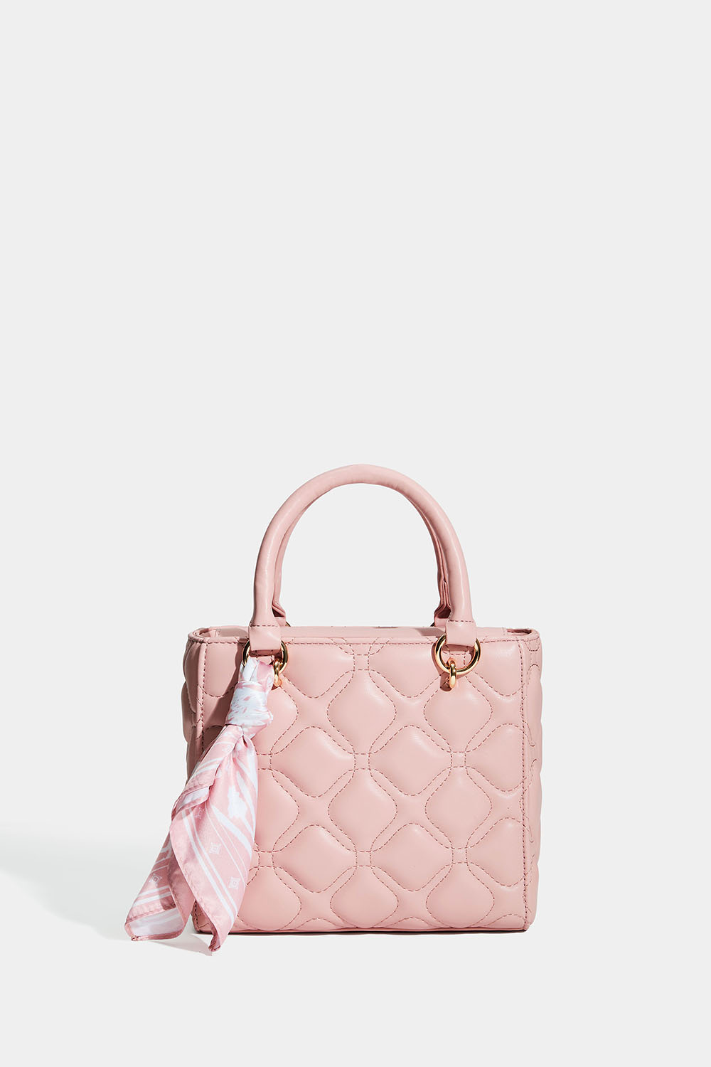 Hvit veske med quiltet design og skjerf