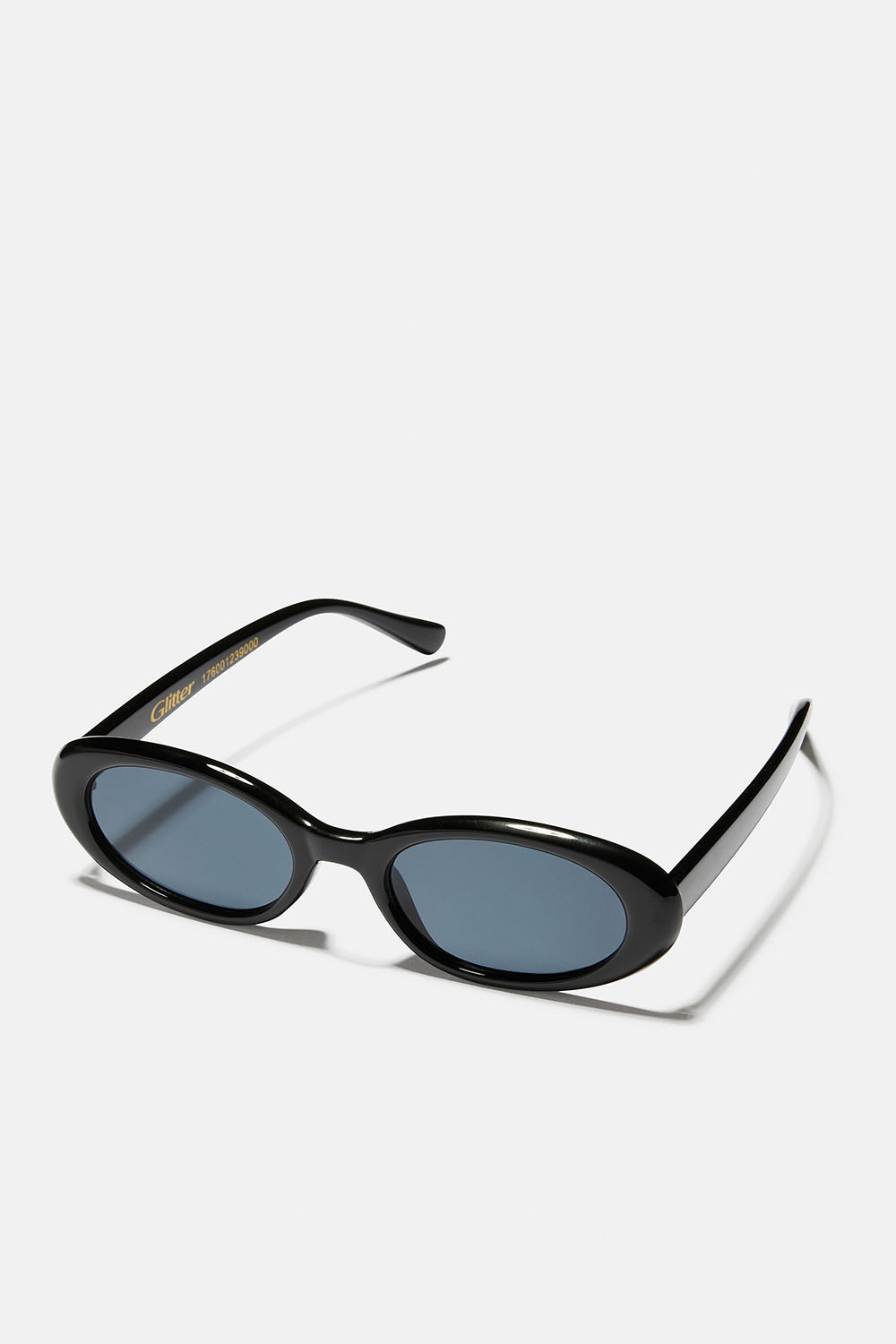 Ovale solbriller med sort innfatning