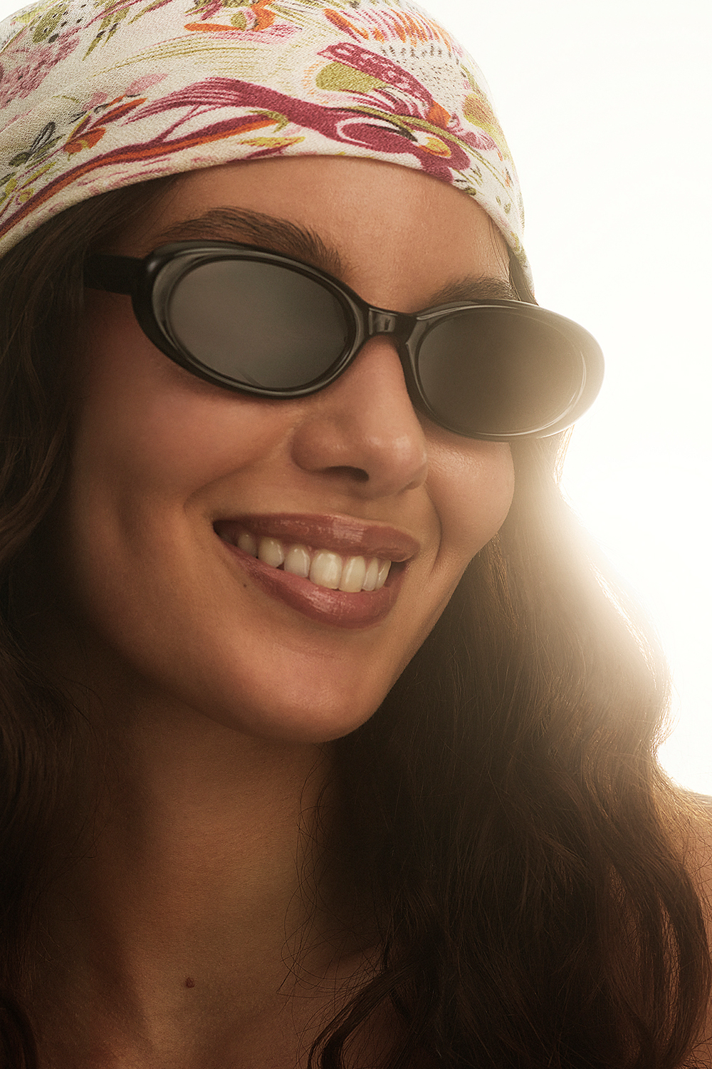 Ovale solbriller med sort innfatning