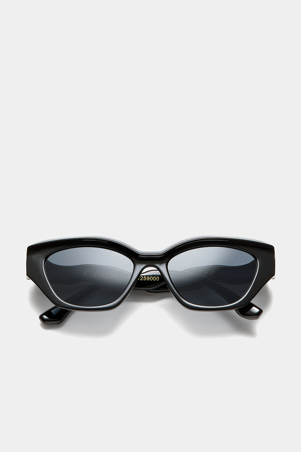 Sorte solbriller i en kantet cateye-form