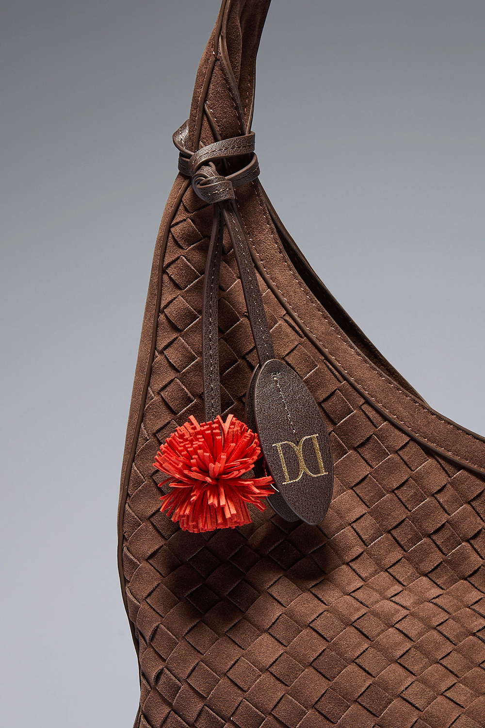 Veskedekor med pompong og nøkkelring