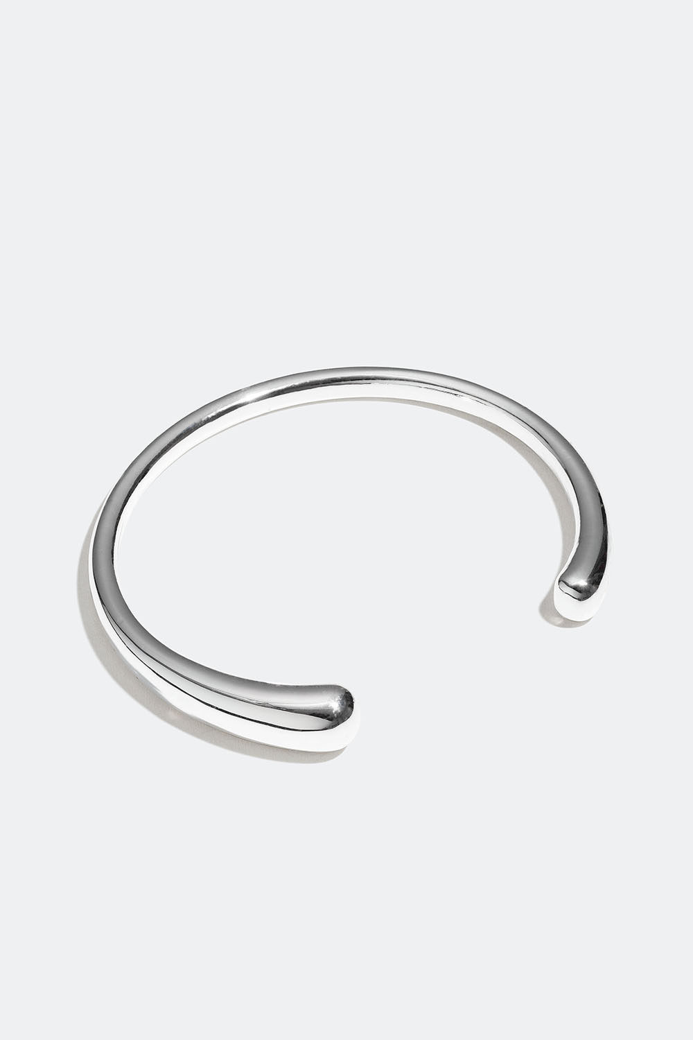 Bangle-armbånd med dråpeformet design