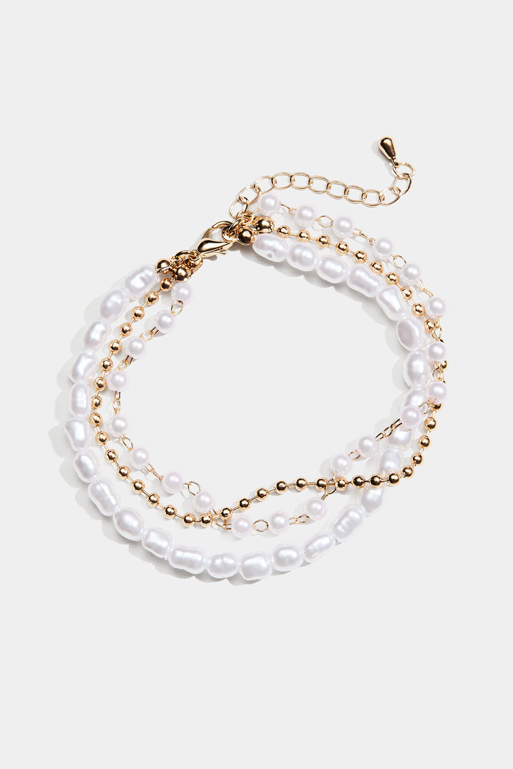 Gullfarget trippelarmbånd med hvite perler