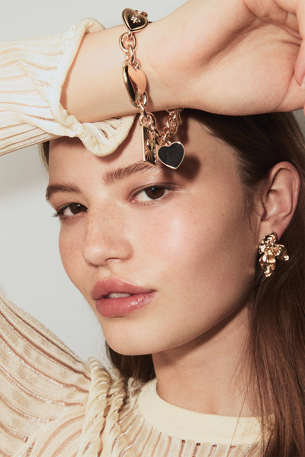 Kjedearmbånd med hjerteanheng i gull/svart