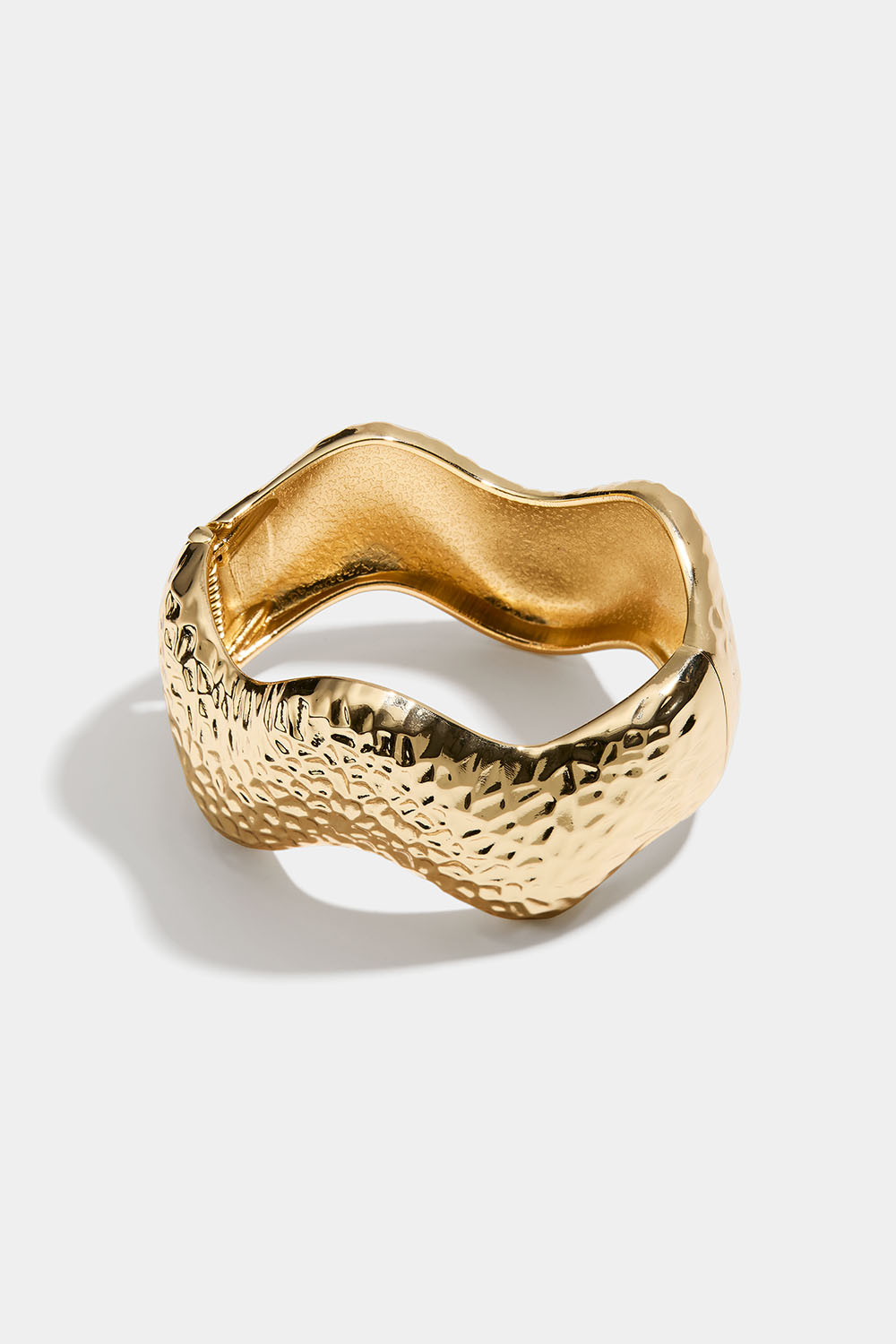 Gullfarget mansjettarmbånd med hamret tekstur