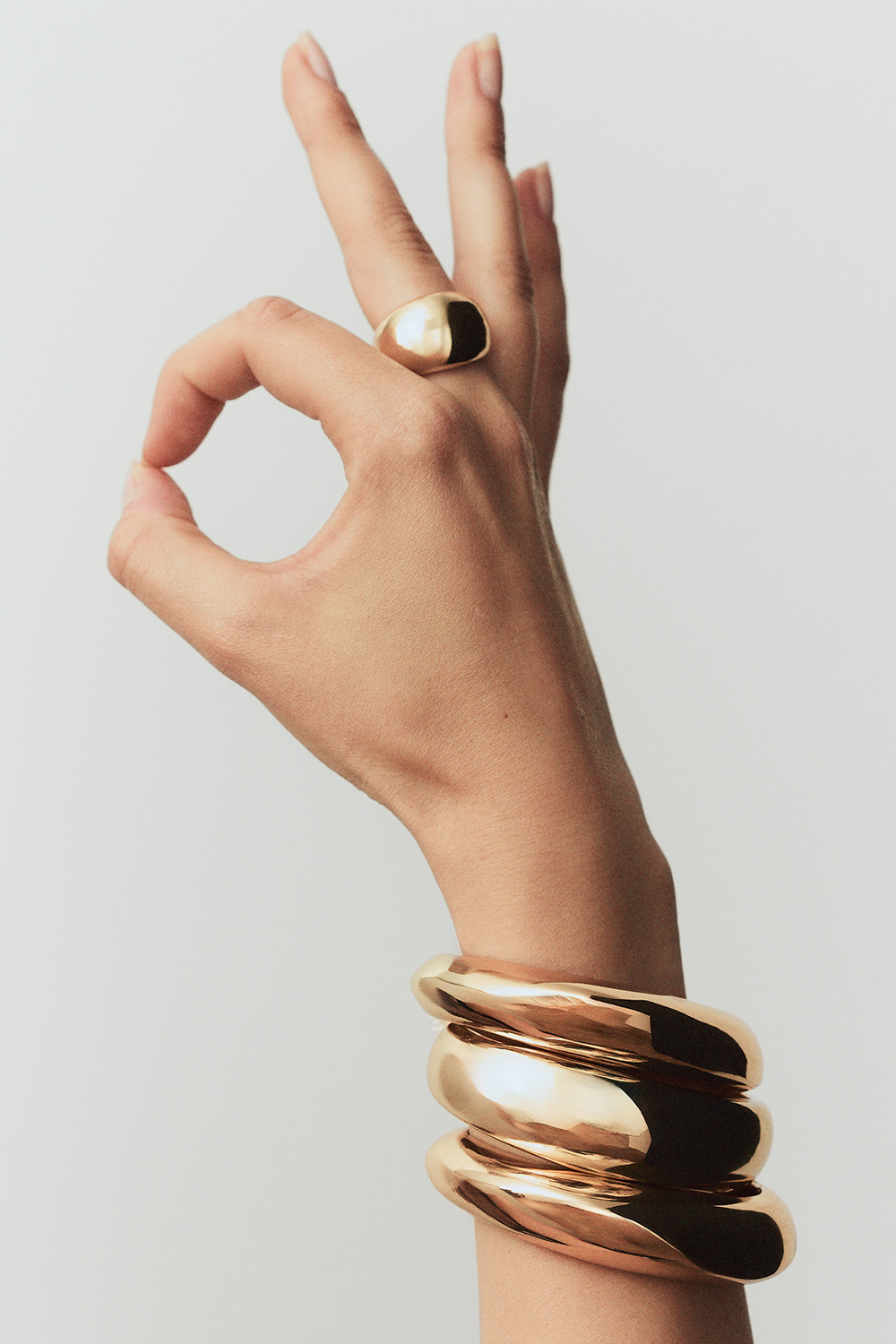 Gullfarget mansjettarmbånd med organisk form