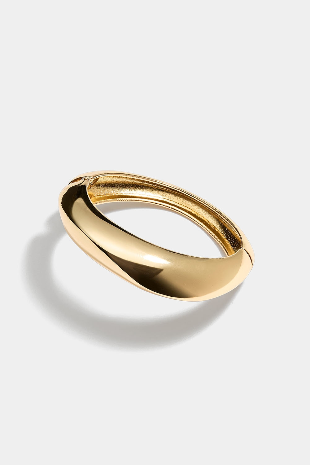 Gullfarget mansjettarmbånd med organisk form