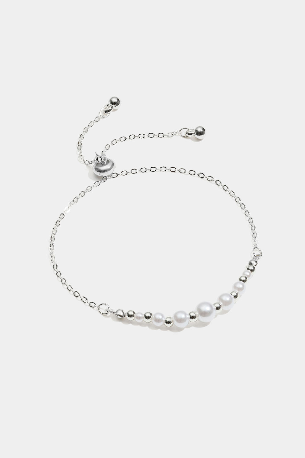 Armbånd med hvite og sølvfargede perler