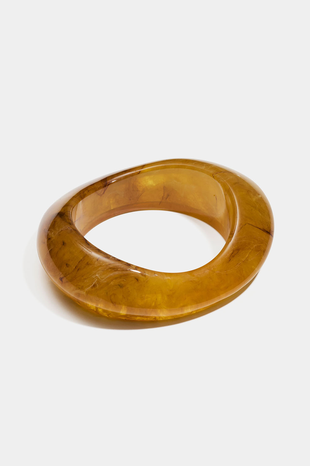 Ravfarget armbånd med marmorering