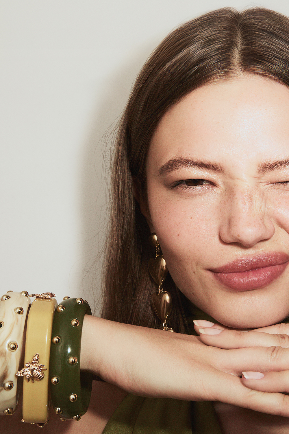 Gullfarget armbånd med bier