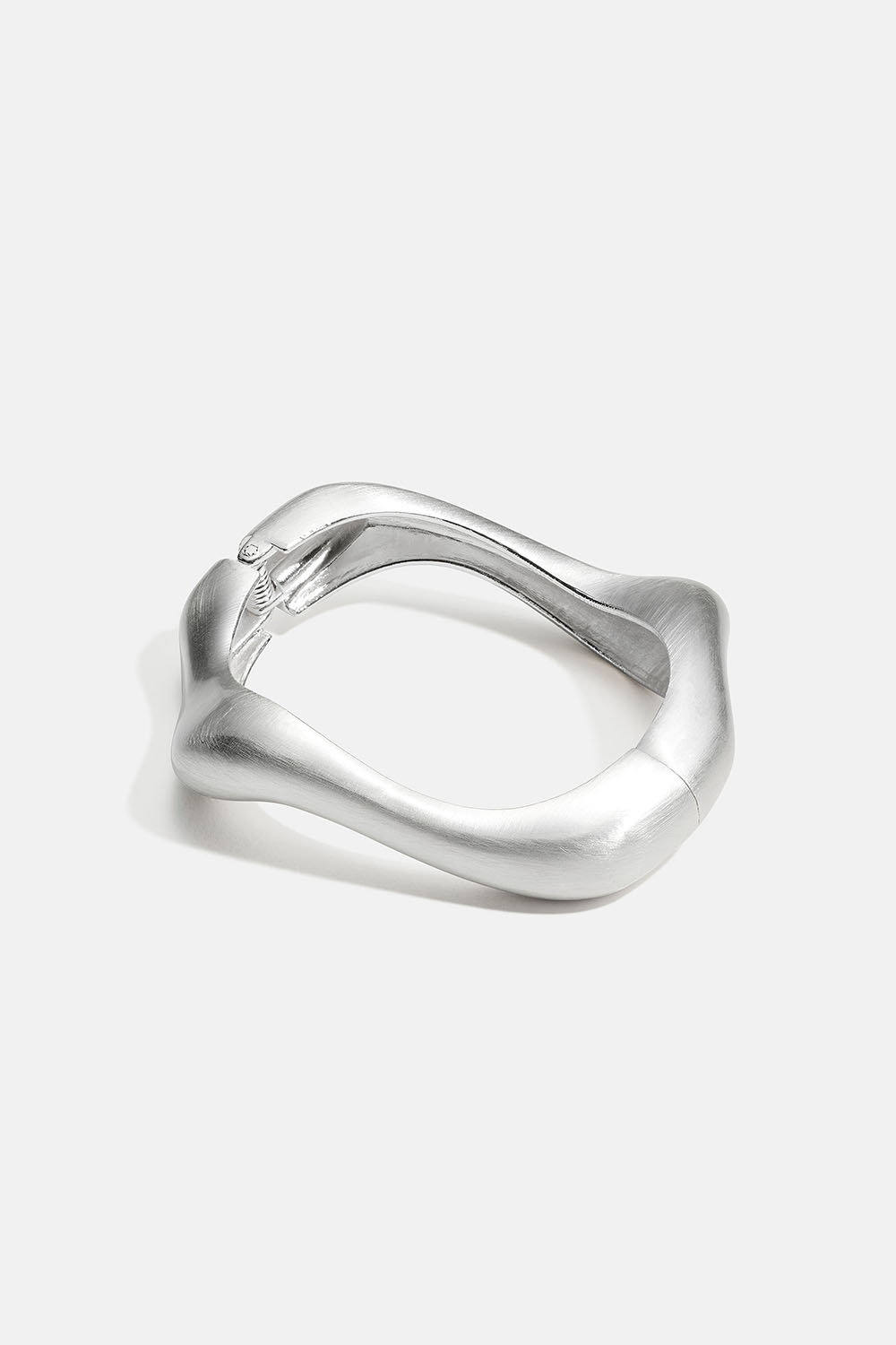 Bølgeformet bangle-armbånd med børstet overflate