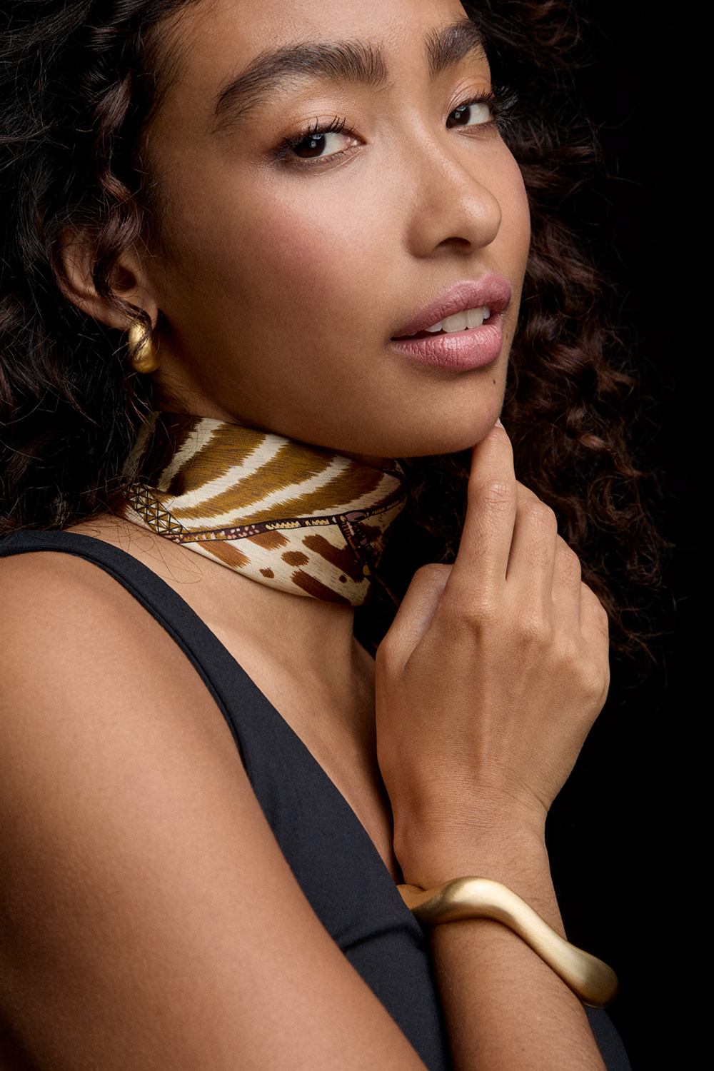 Gullfarget bangle-armbånd i bølgeform med børstet overflate