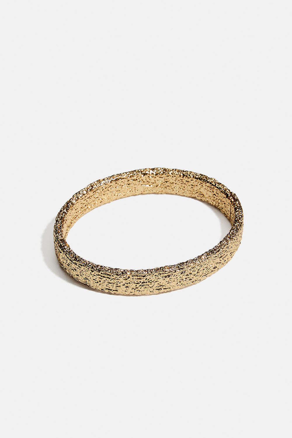 Gullfarget armbånd med hamret design