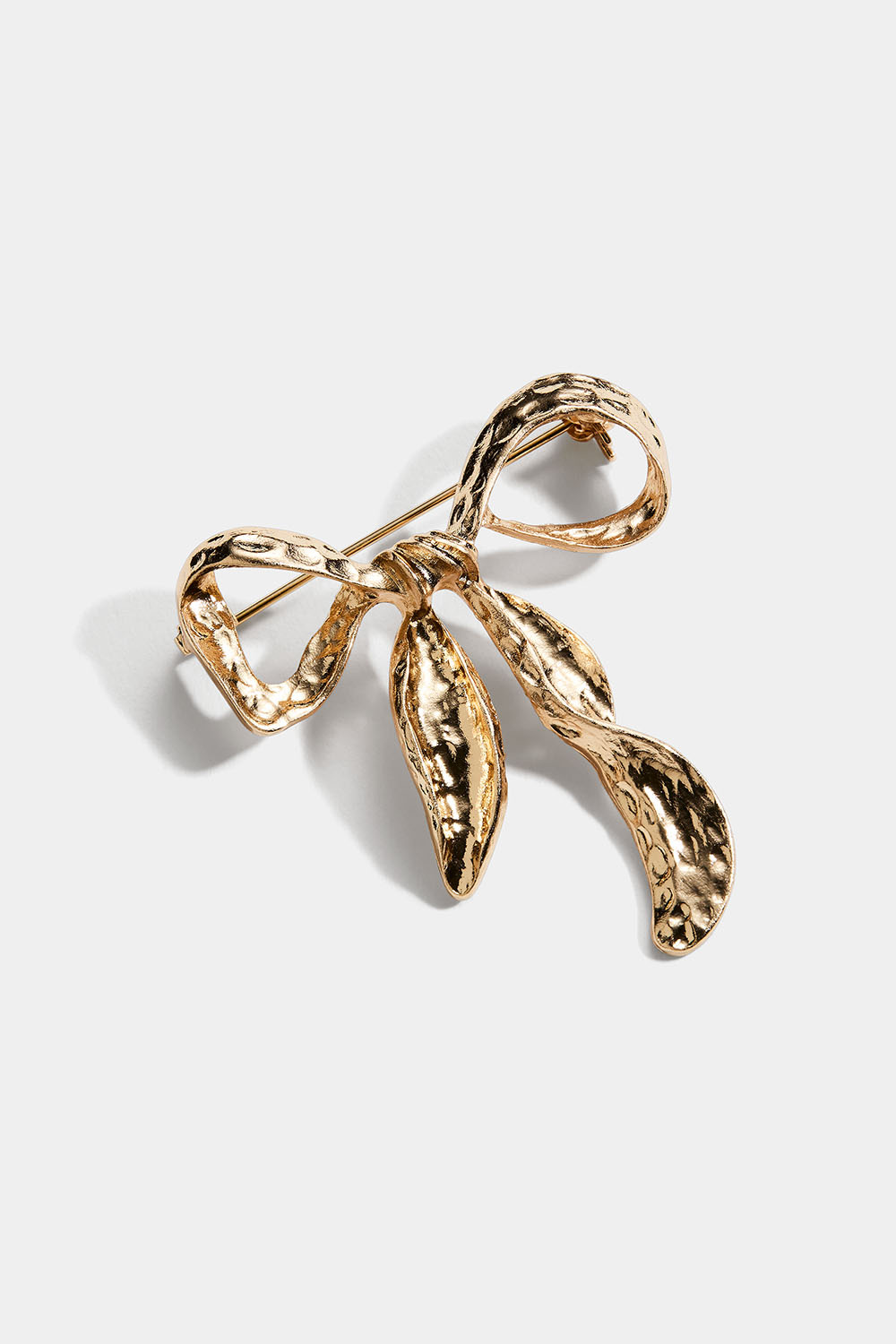 Gullfarget sølje med hamret sløyfe