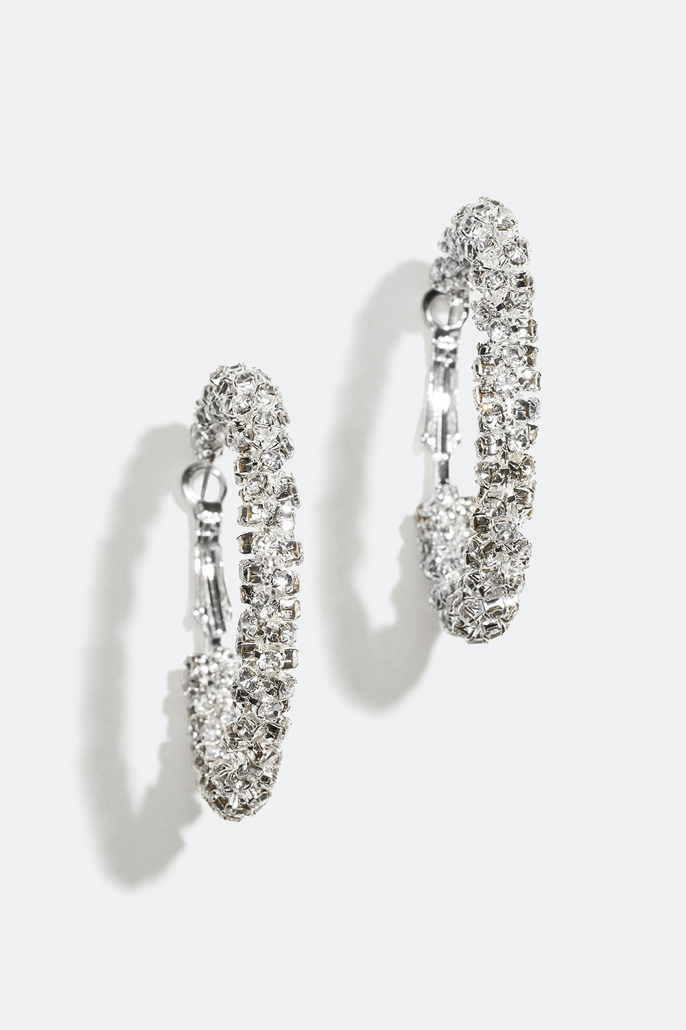 Øreringer med vridde glassteiner