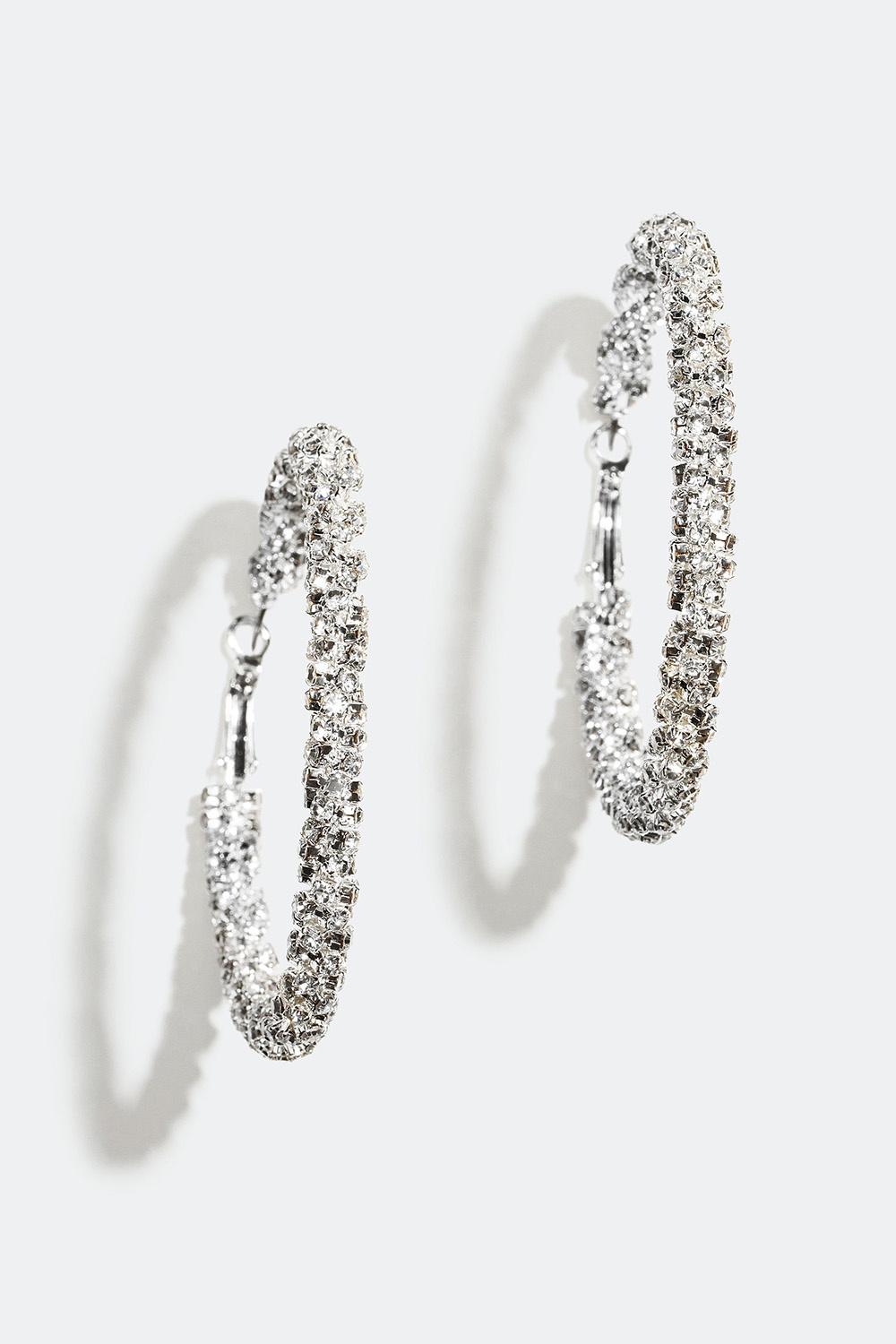 Store øreringer med vridde glassteiner