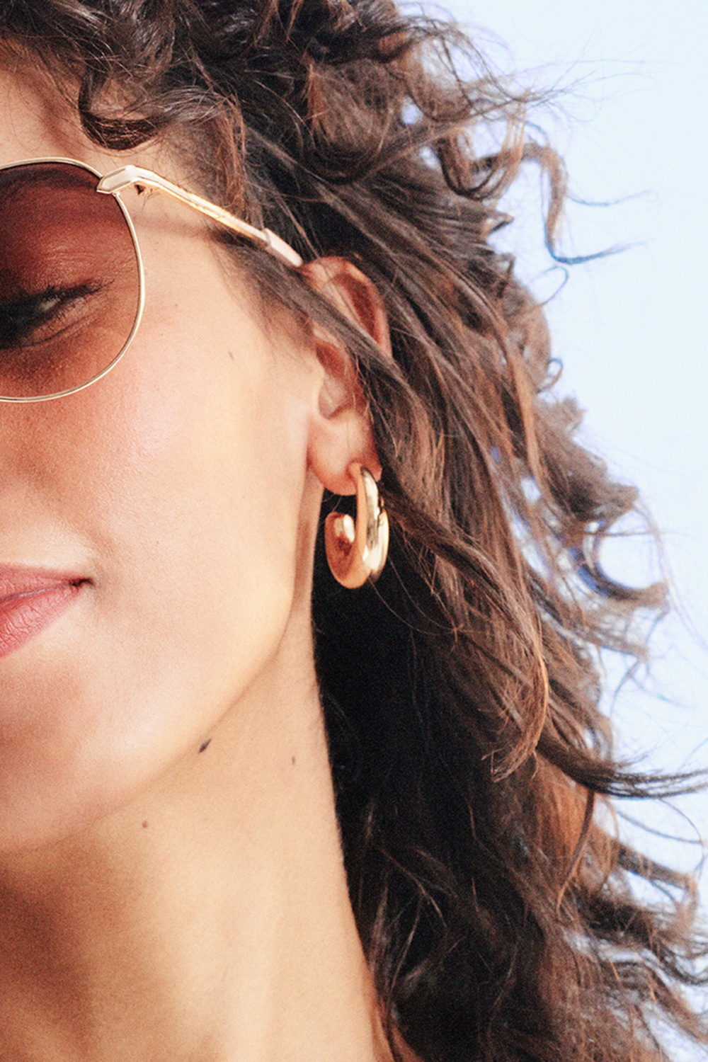 Gullfargede bøyler i bred design