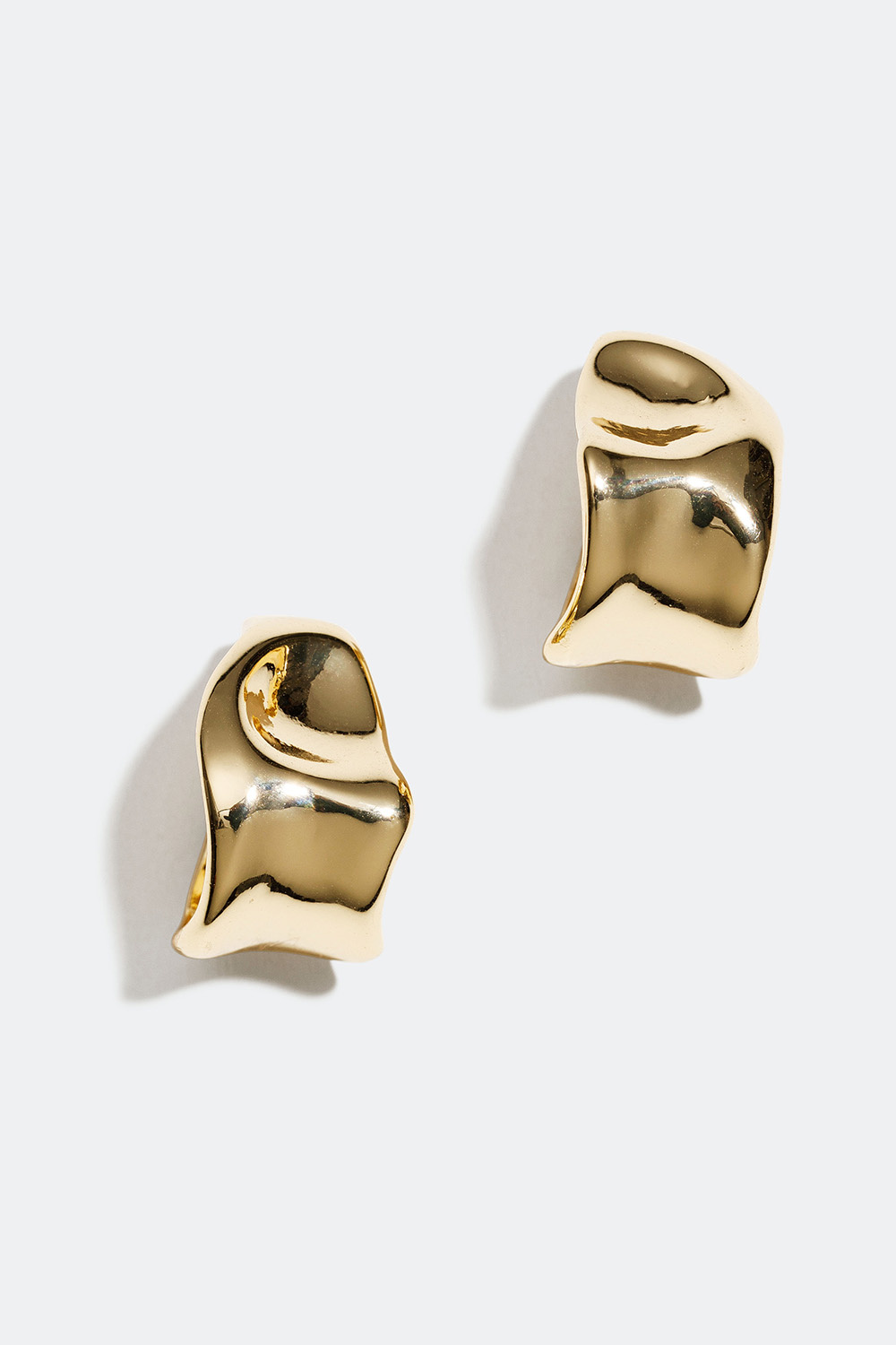 Brede gullfargede bøyler i organisk design