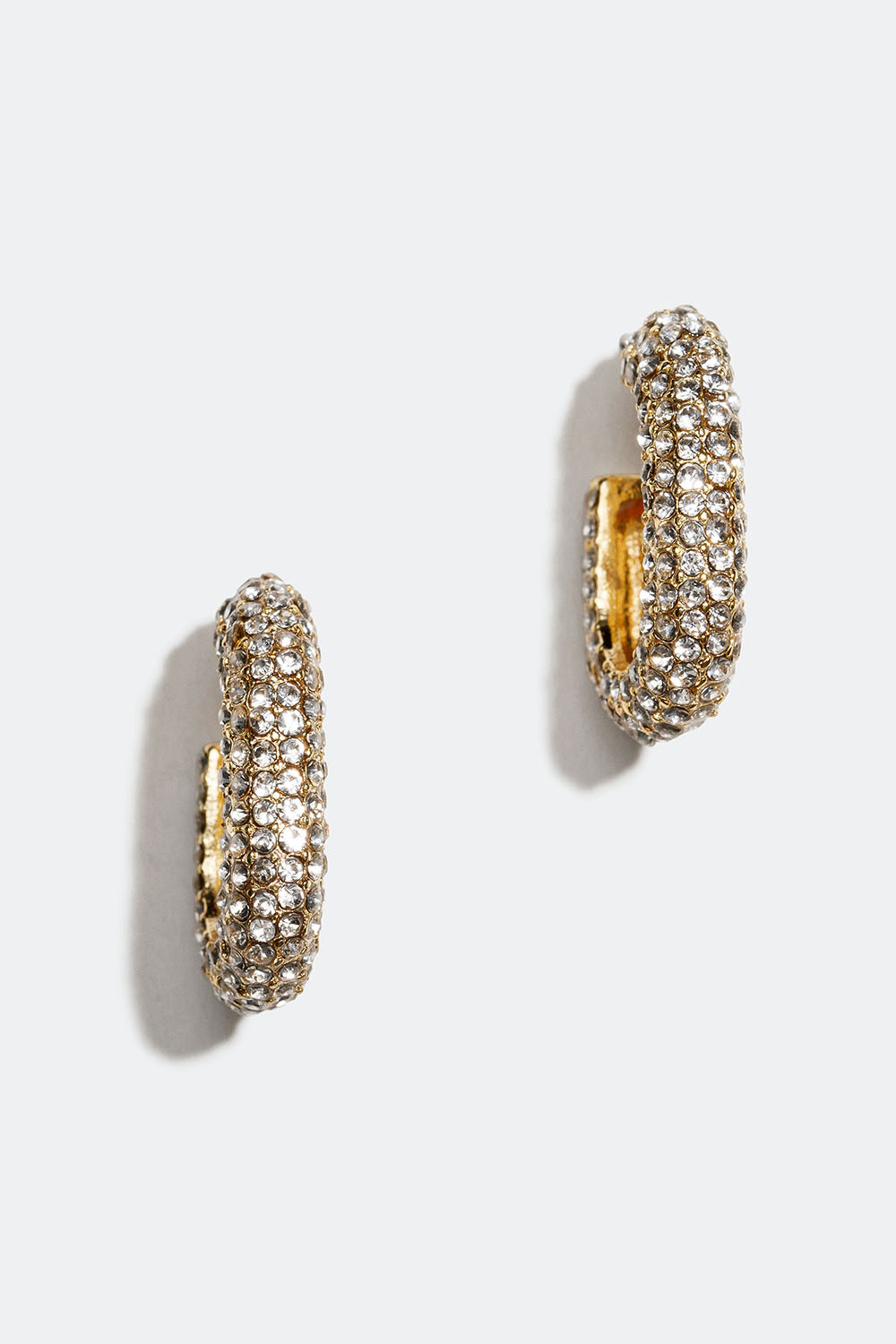 Ovale, gullfargede øreringer med glasstener