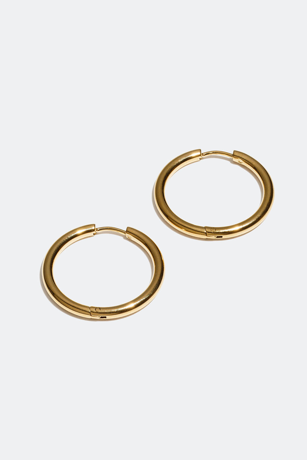 Øreringer i stål med 18 k gull