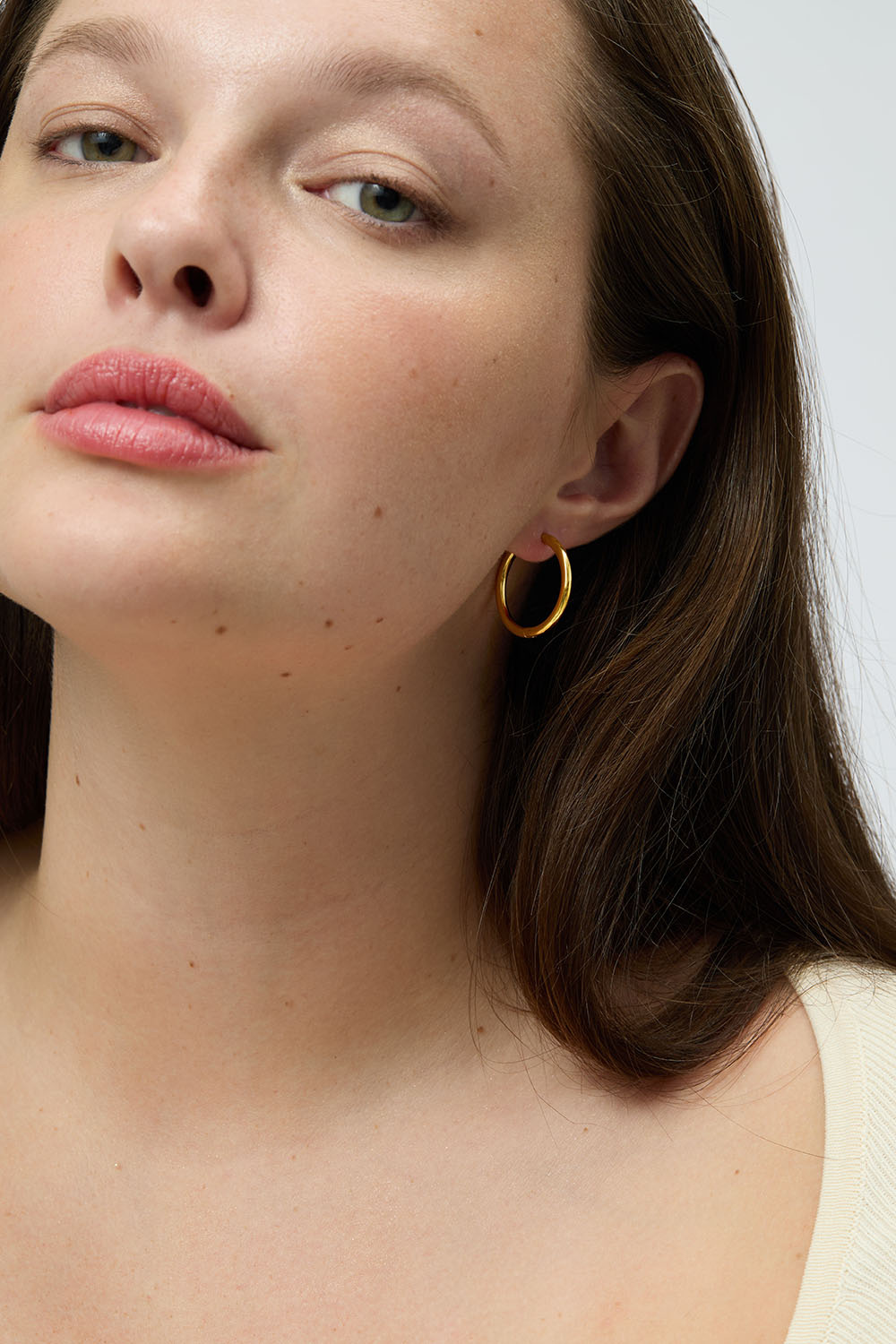 Øreringer i stål med 18 k gull