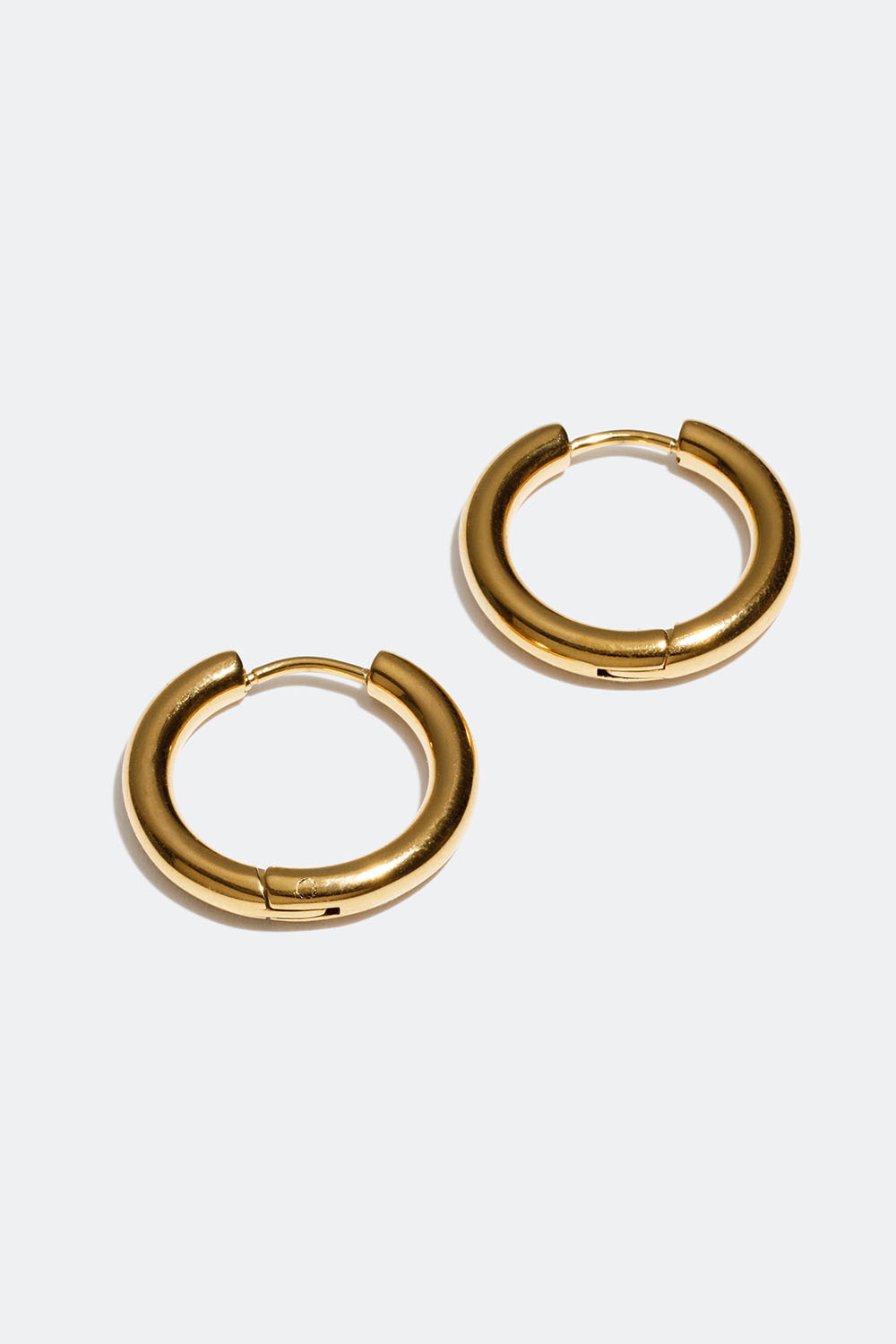 Øreringer i stål med 18 k gull 