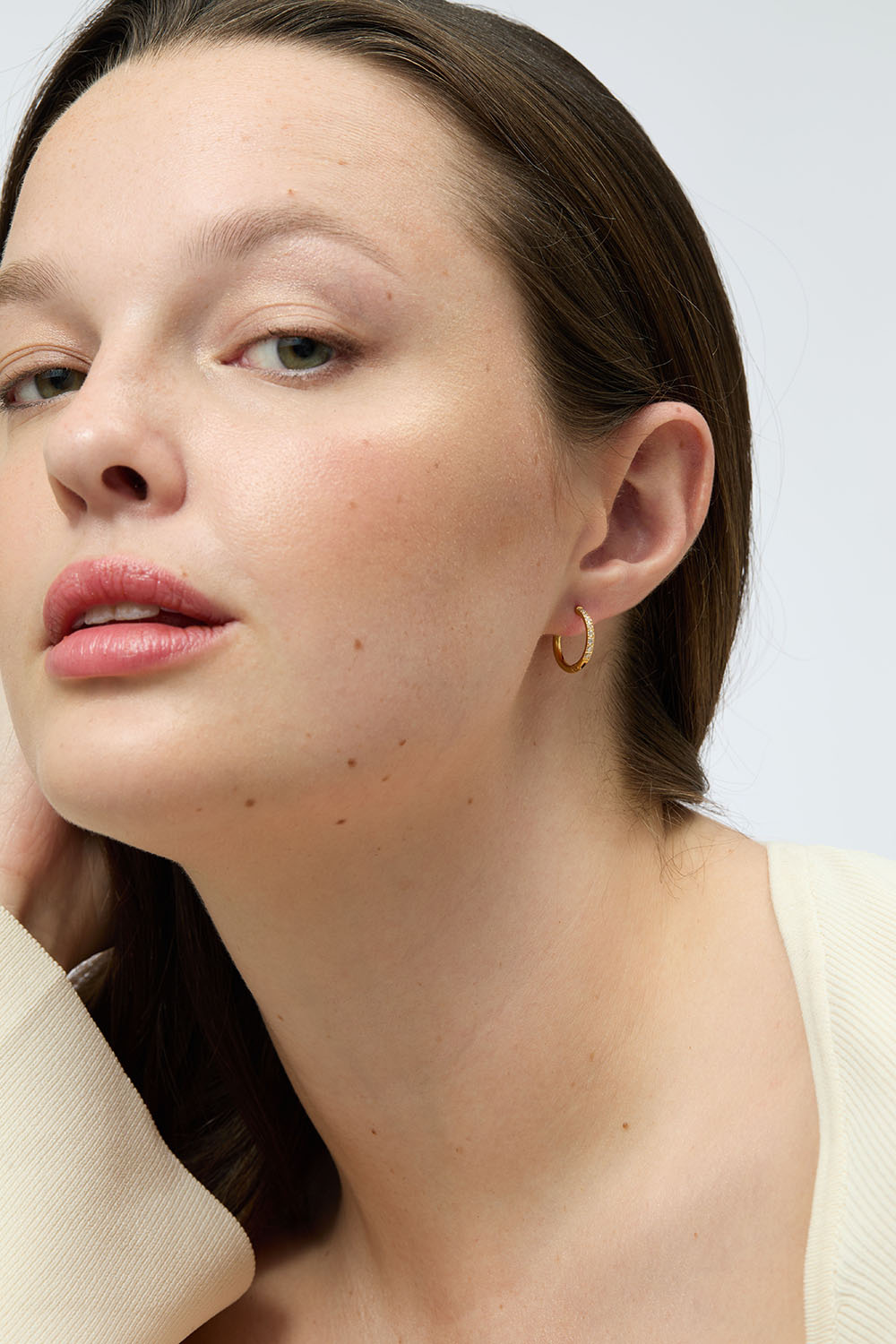 Små øreringer i stål med 18 k gull, med Cubic Zirconia