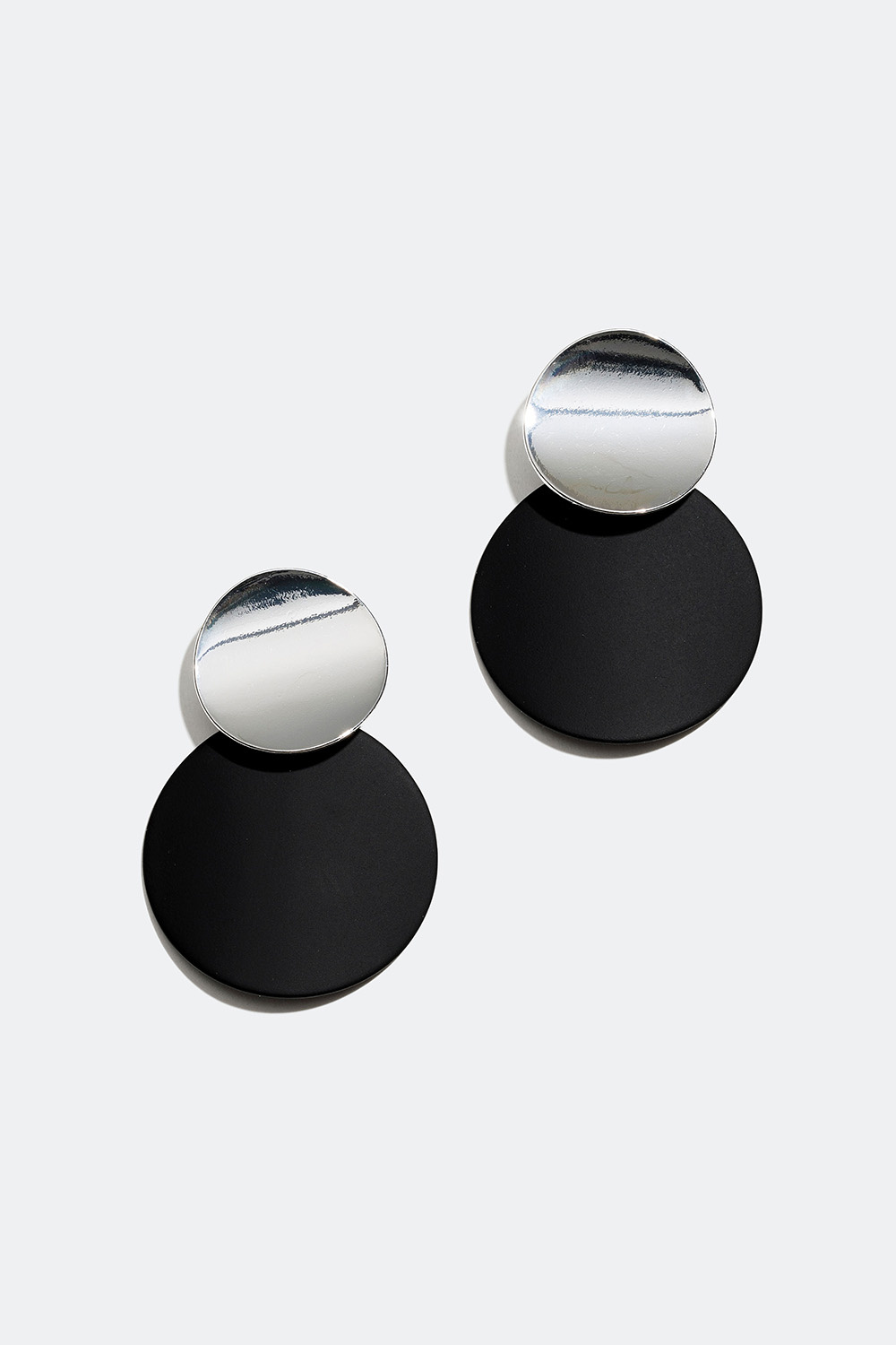 Øredobber med to plater i sølv og svart