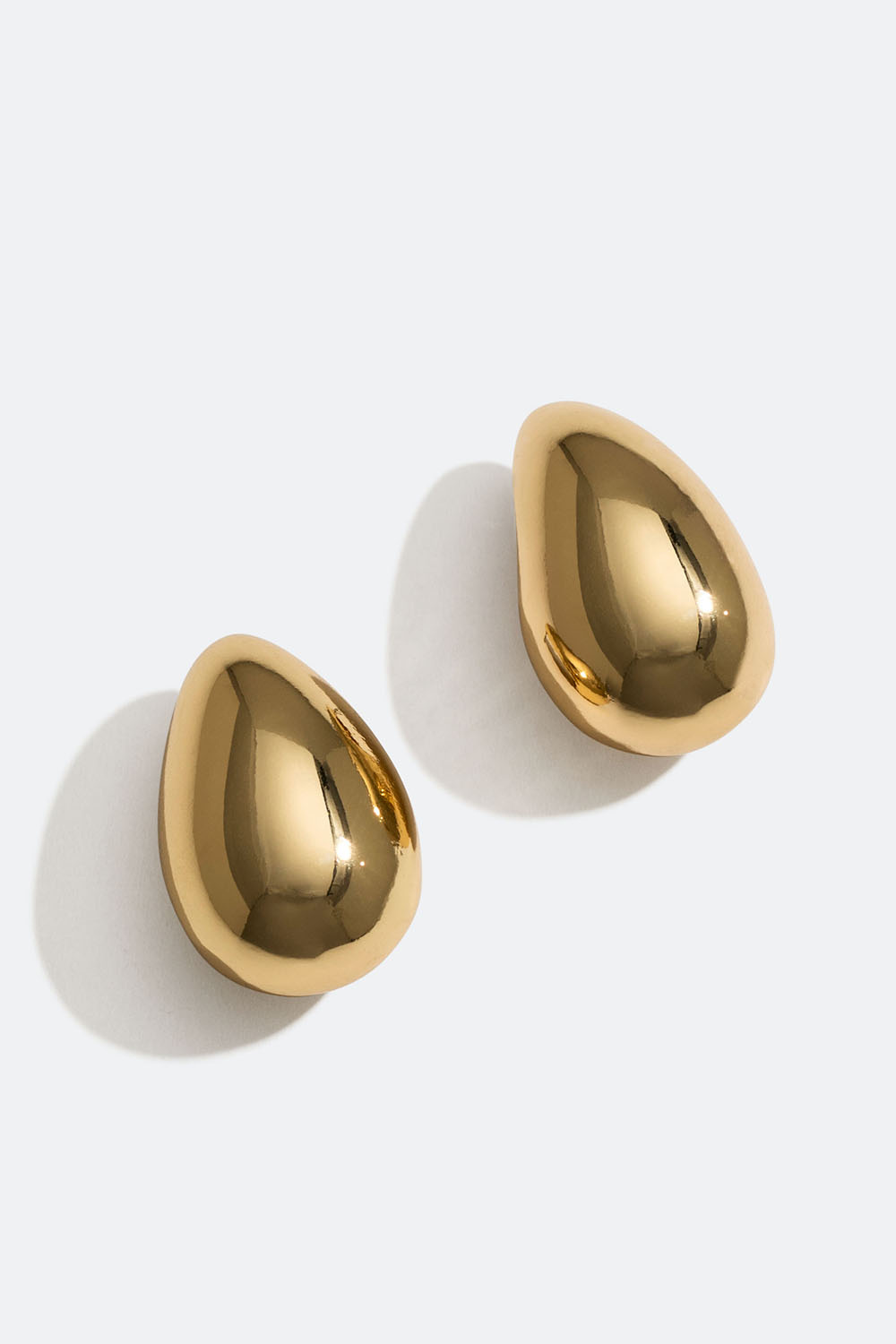 Store, gullfargede, dråpeformede øredobber