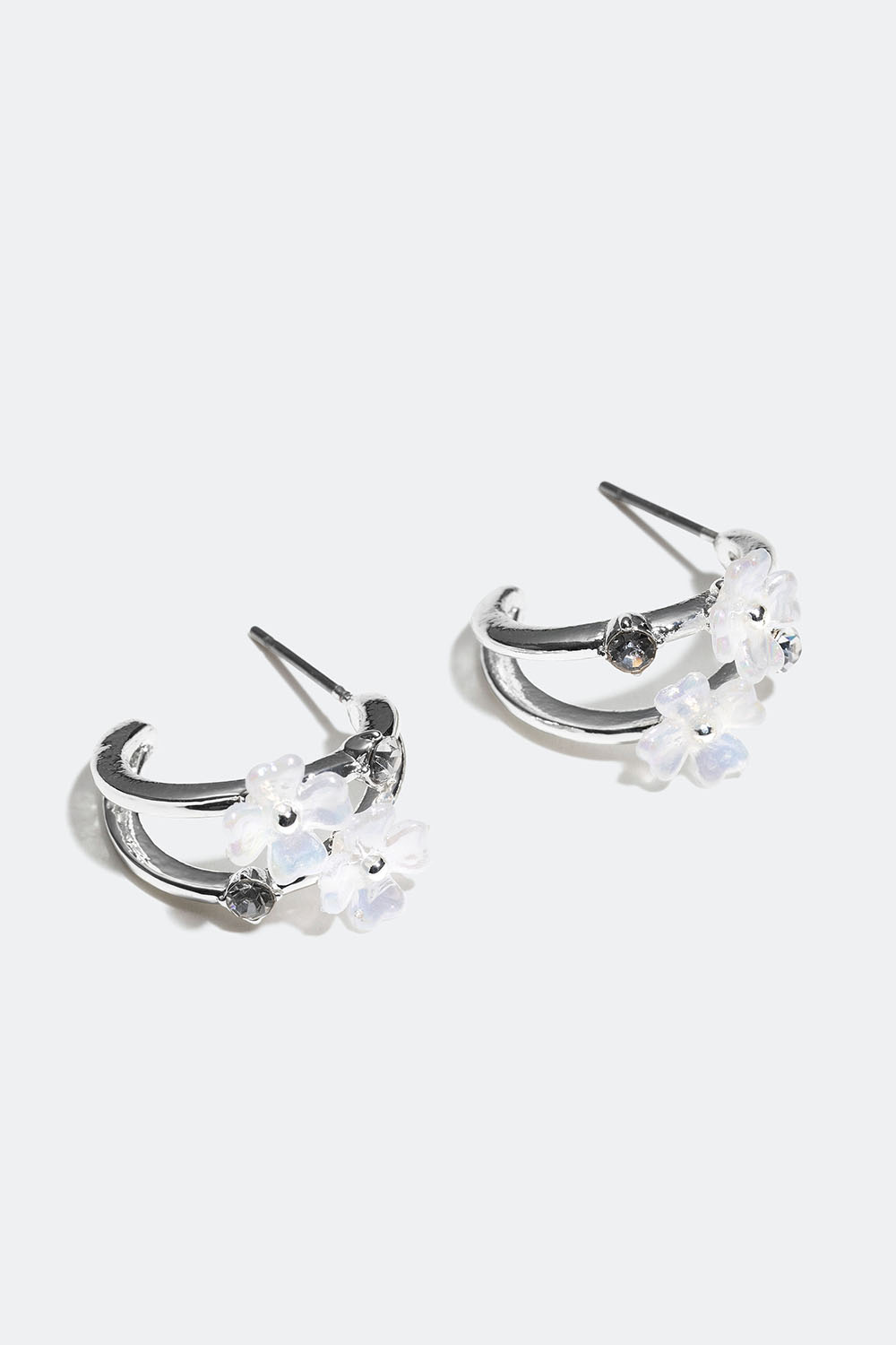 Små, doble øreringer med hvite blomster