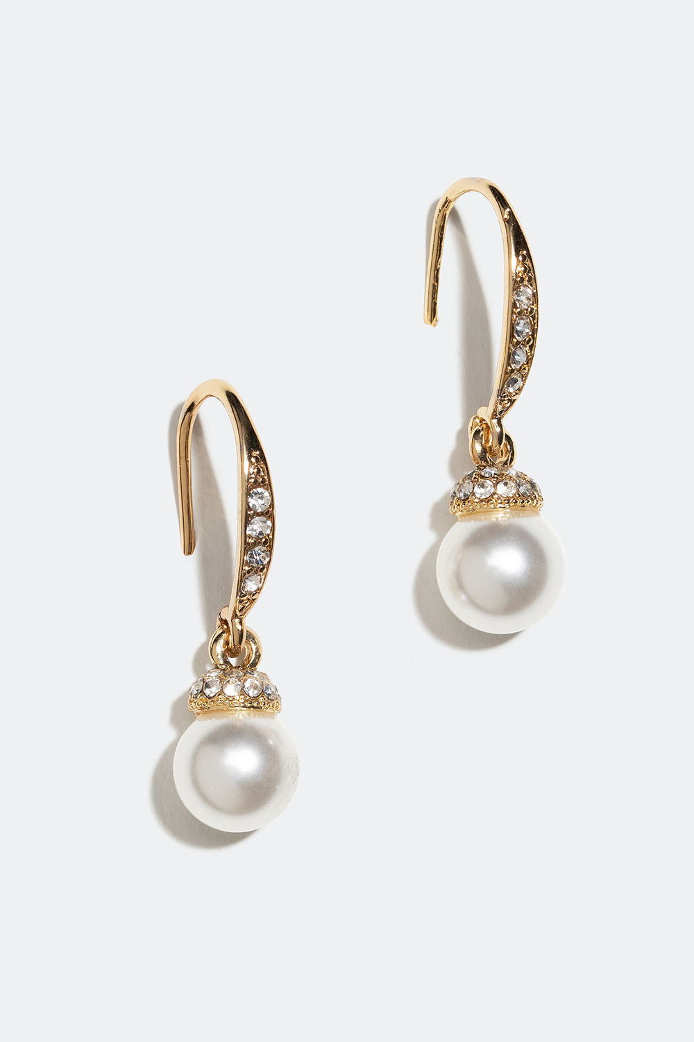 Gullfargede øredobber med glassteiner og glassperler