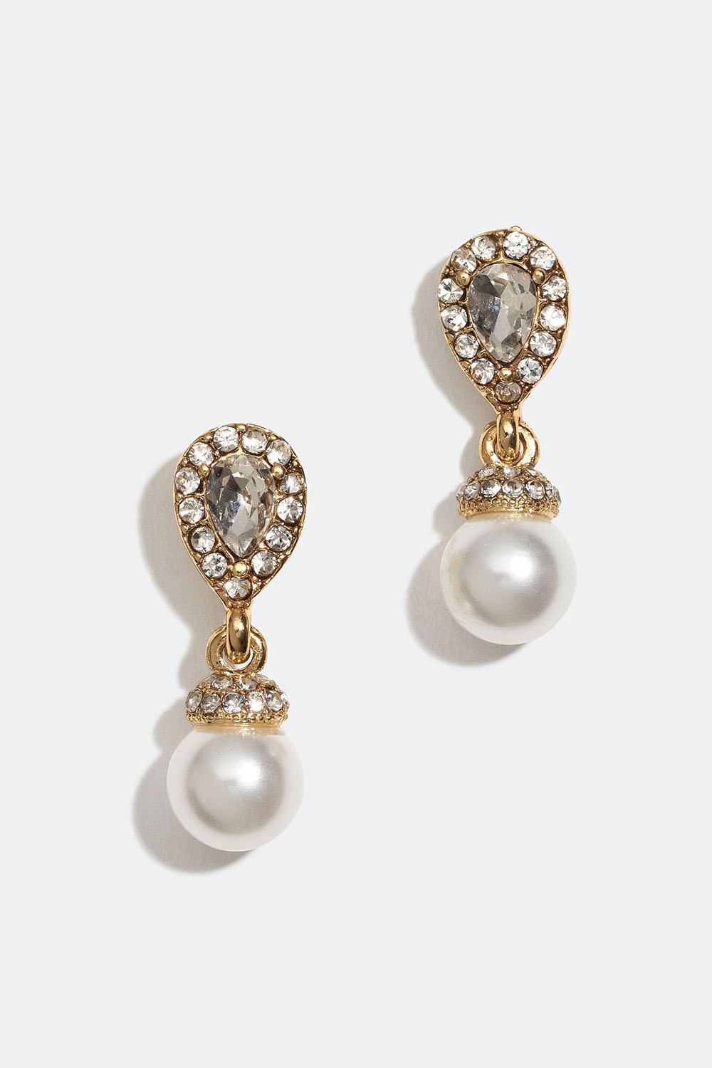 Dråpeformede, gullfargede øredobber med glassteiner og glassperler