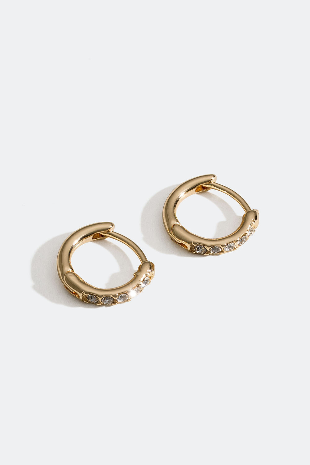 Klassiske gullfargede mini-øredobber med glassteiner