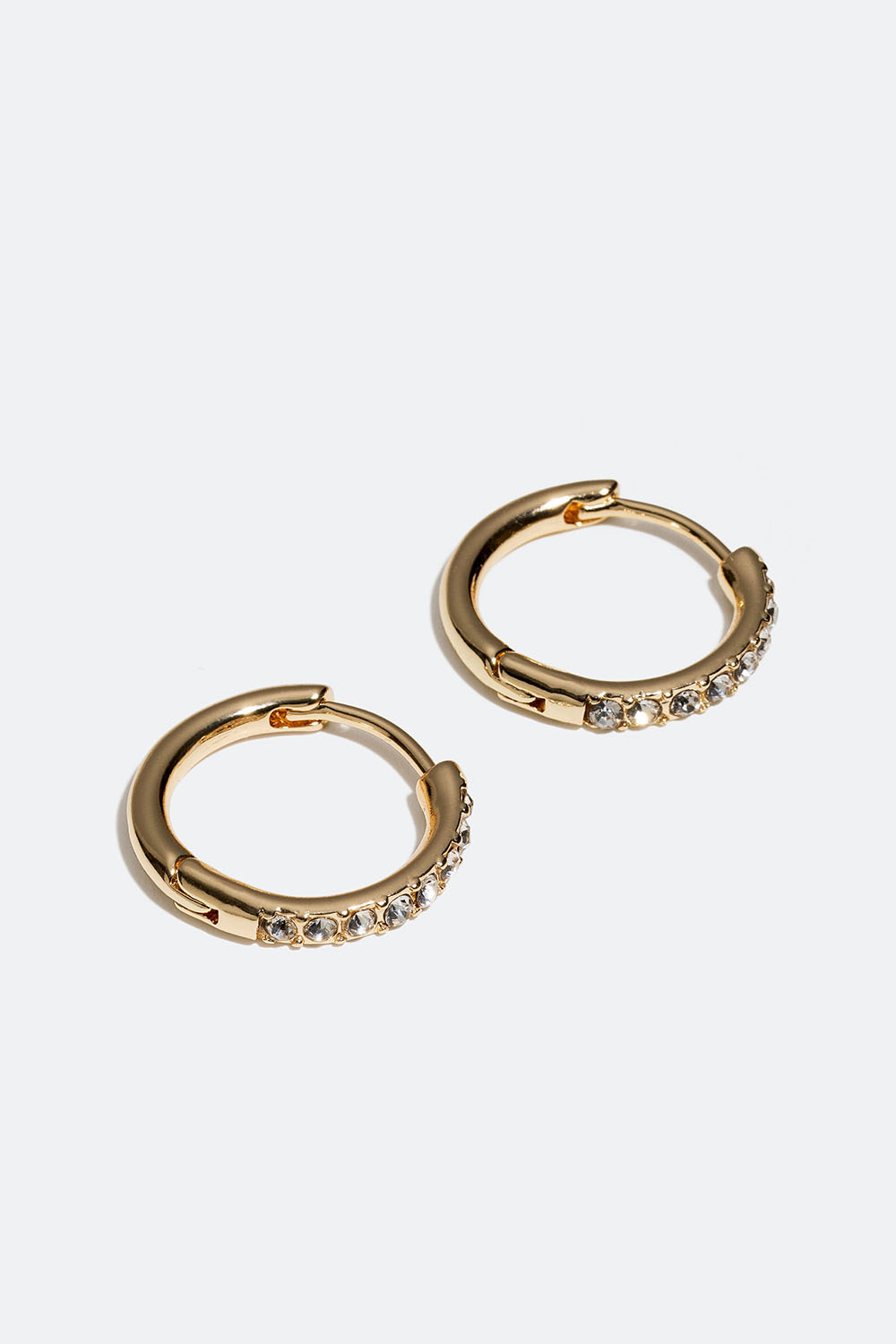 Klassiske små gullfargede øredobber med glassteiner