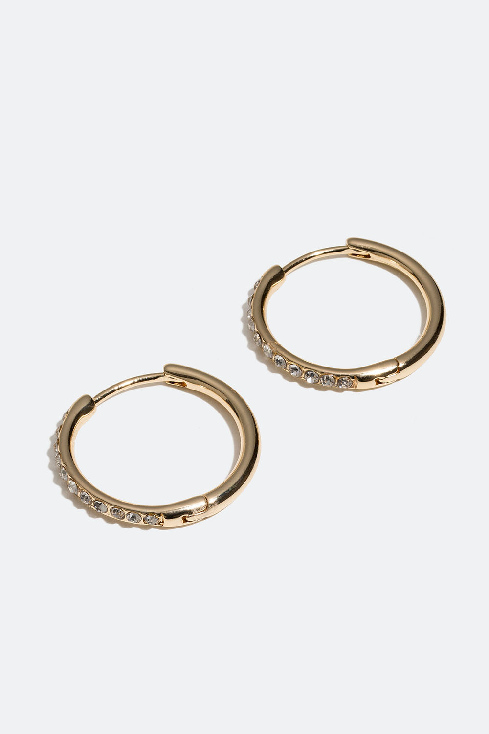 Klassiske gullfargede øredobber med glassteiner