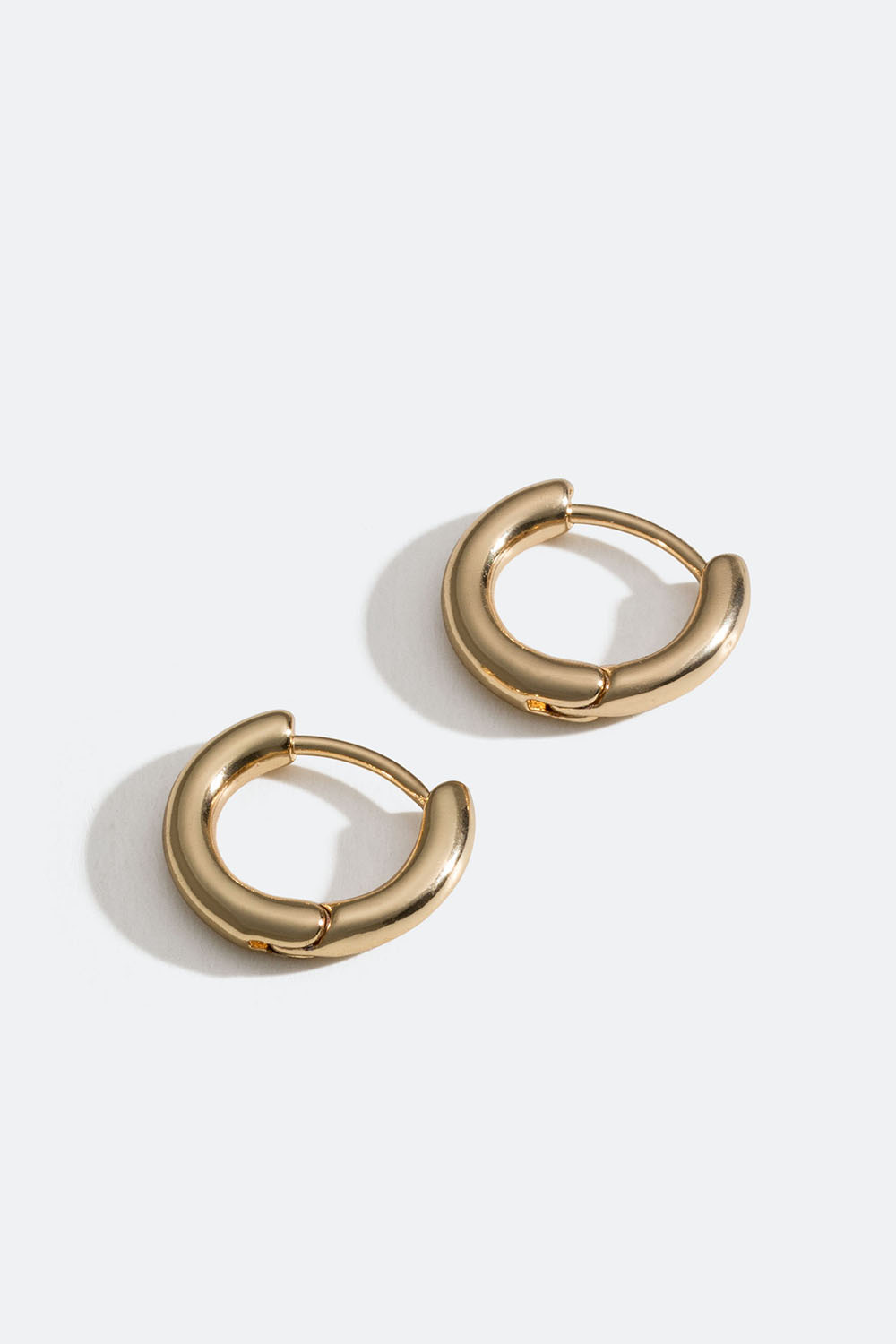 Klassiske, gullfargede mini-øredobber.