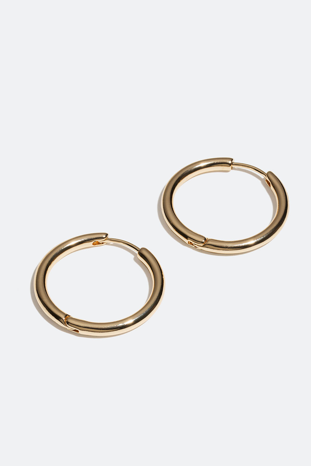 Klassiske gullfargede øredobber.