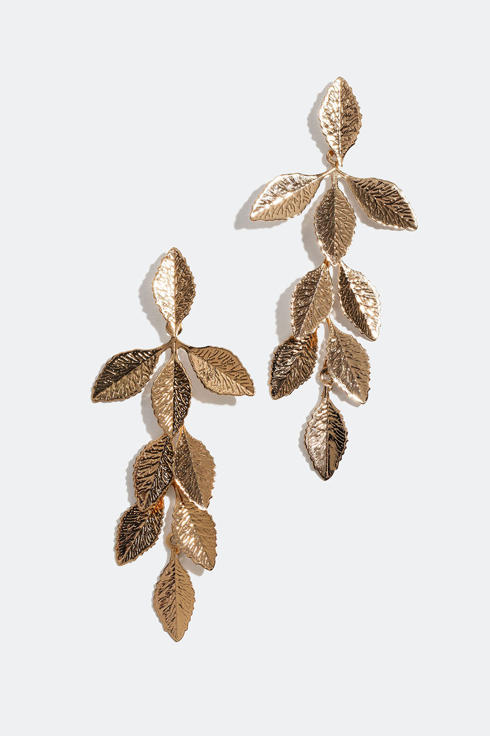 Lange, gullfargede øredobber med løvblad