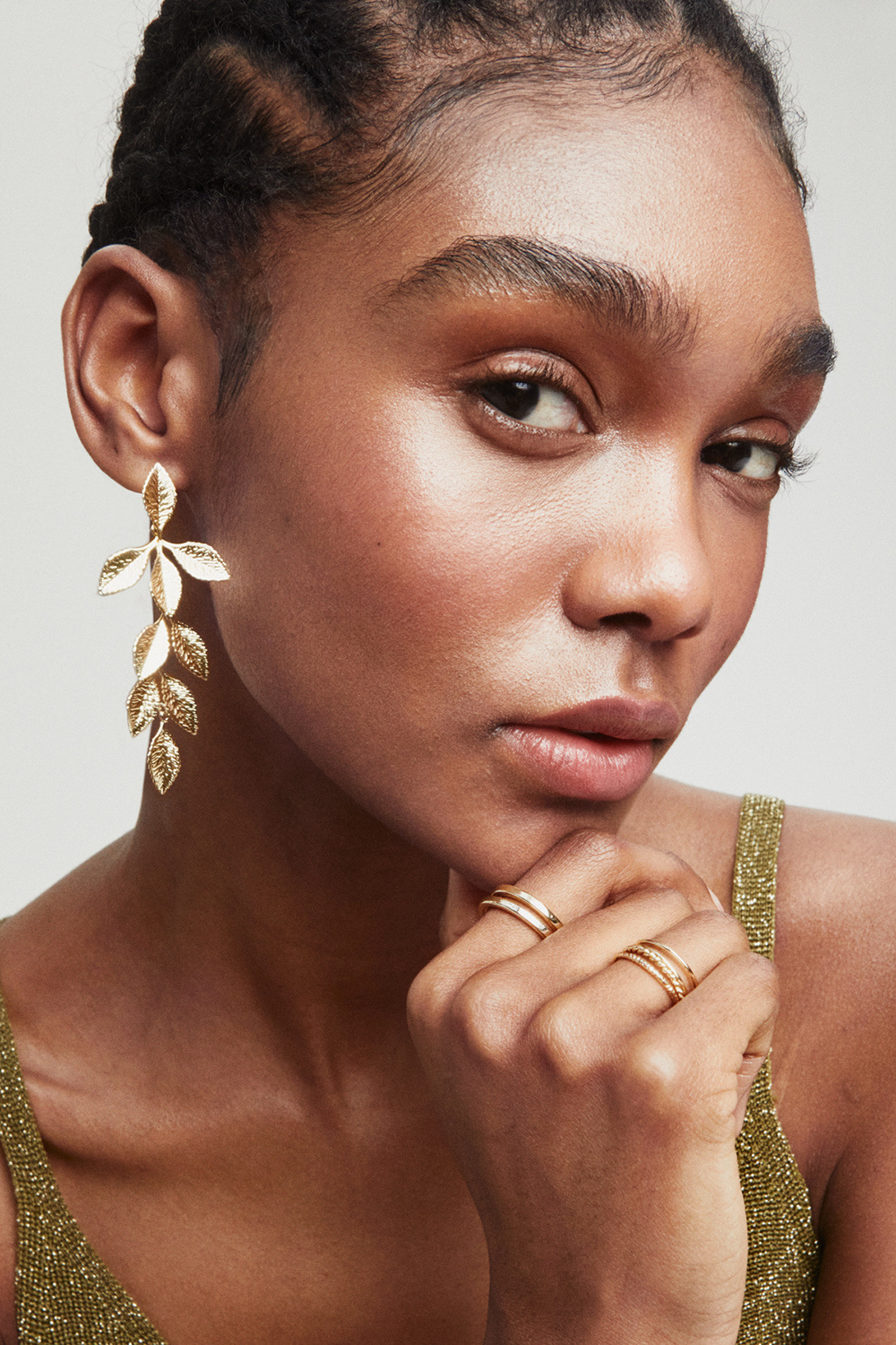 Lange, gullfargede øredobber med løvblad