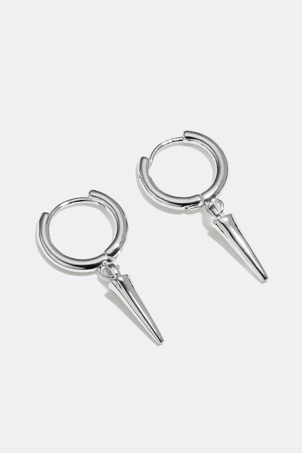 Små øreringer med nagler