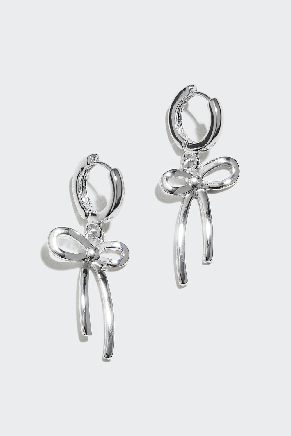 Små øreringer med sløyfer