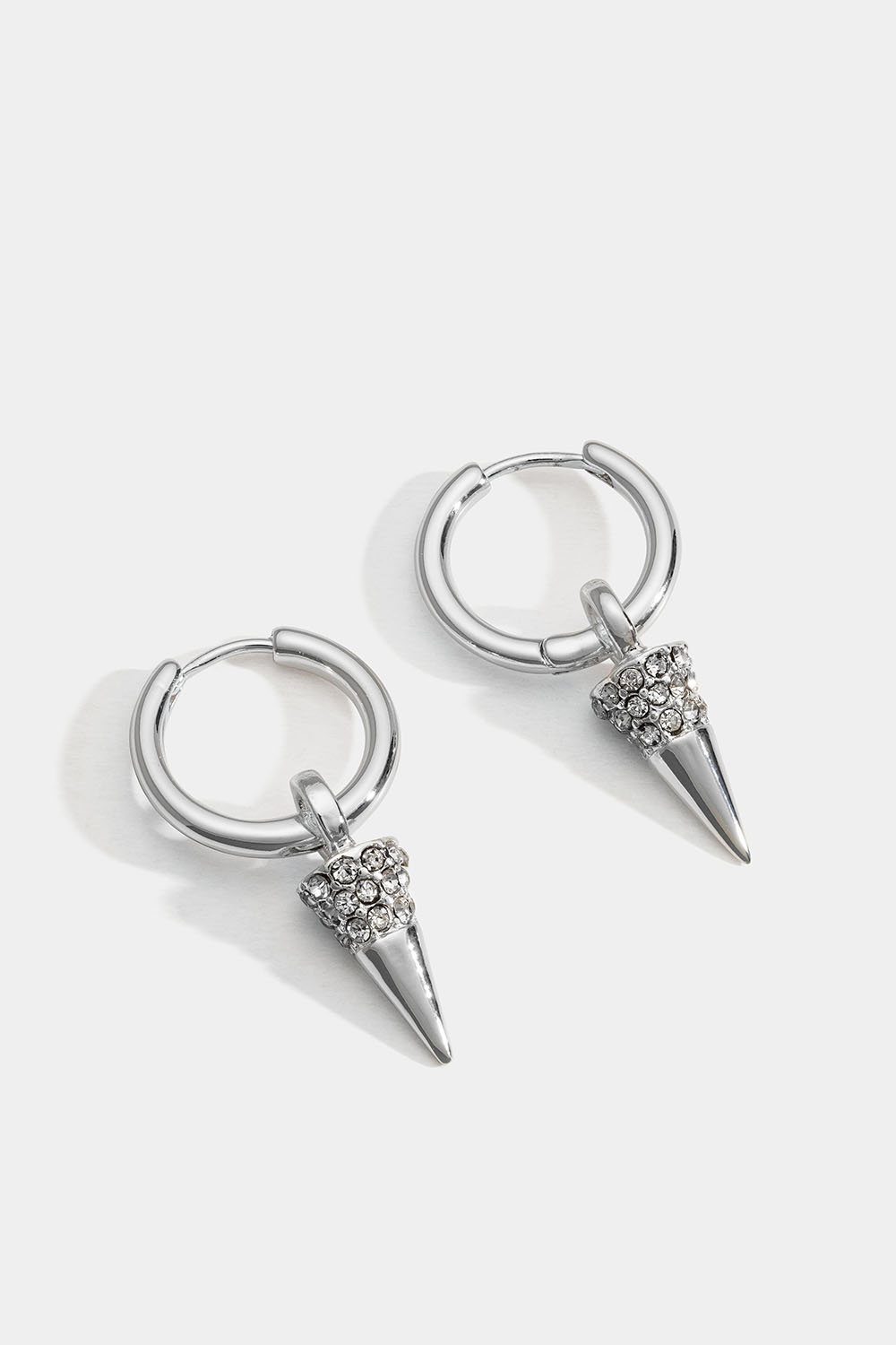 Sølvfarget ørering med pigg og glassteiner