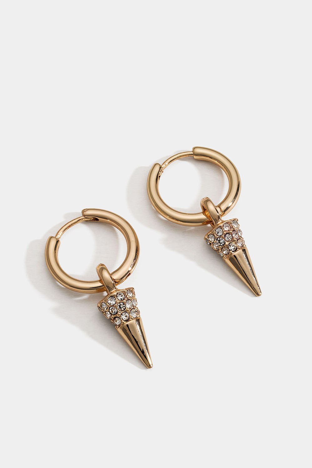 Gullfarget ørering med pigg og glassteiner